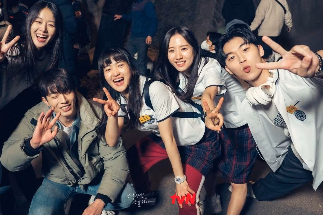 F5 của Twenty Five, Twenty One (Baek Yi Jin, Na Hee Do, Ko Yu Rim, Moon Ji Woong, Ji Seung Wan) cho người xem cái nhìn gần gũi về ký ức thanh xuân nhiều vấp ngã, tổn thương nhưng vẫn ngập tiếng cười.