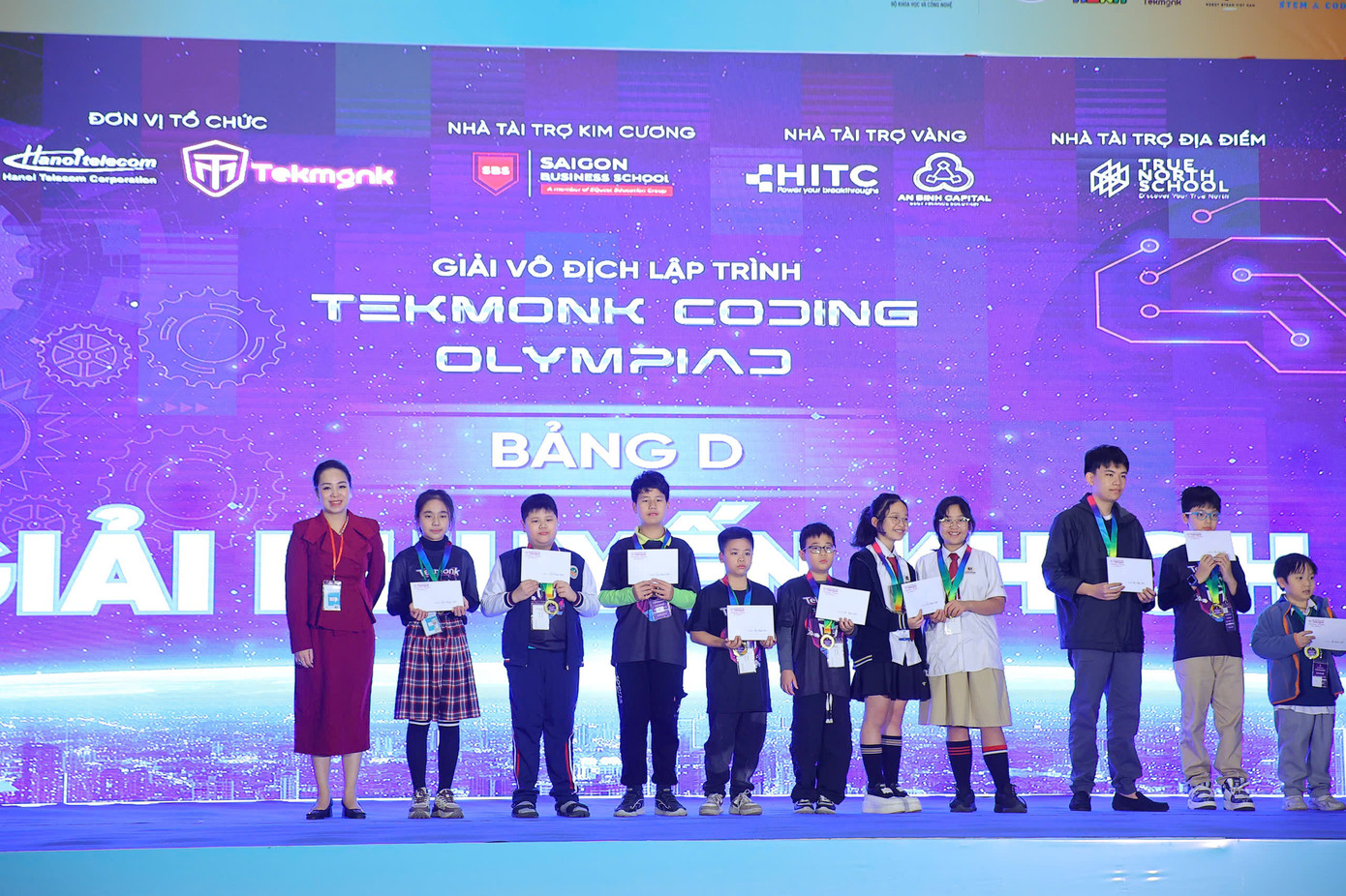 Thí sinh được chia làm 4 bảng đấu. Mỗi bảng đấu có 2 giải Vàng, 2 giải Bạc, 2 giải Đồng, 10 giải Khuyến Khích và 12 giải Tài Năng. Thí sinh được chia làm 4 bảng đấu. Mỗi bảng đấu có 2 giải Vàng, 2 giải Bạc, 2 giải Đồng, 10 giải Khuyến Khích và 12 giải Tài Năng.