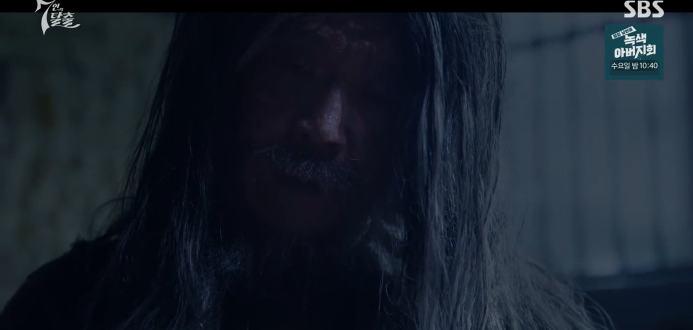 Nhân vật với tóc lòa xòa, liên tục viết gì đó ở cuối tập 12 được nhiều khán giả suy đoán là Hwi So thật.