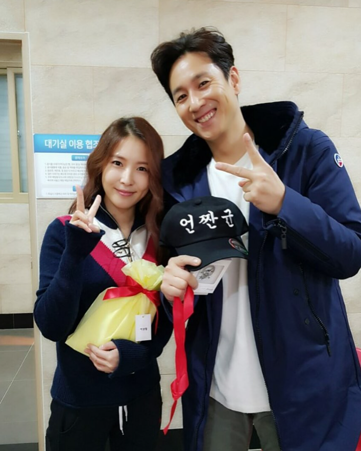 Bức ảnh được BoA chia sẻ trong bài tưởng niệm Lee Sun Kyun. Bức ảnh được BoA chia sẻ trong bài tưởng niệm Lee Sun Kyun.