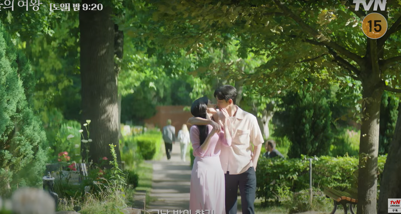 Những ký ức ngọt ngào ở Đức trong tuần trăng mật có lẽ sẽ được hé lộ thêm qua góc nhìn của Hong Hae In. Những ký ức ngọt ngào ở Đức trong tuần trăng mật có lẽ sẽ được hé lộ thêm qua góc nhìn của Hong Hae In.