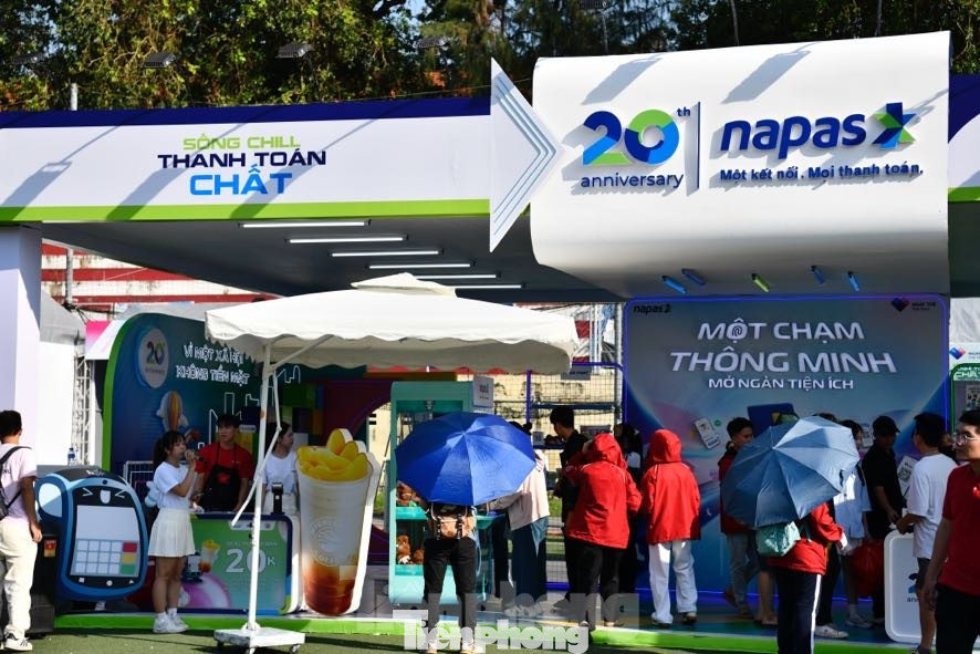 Gian hàng NAPAS thu hút đông đảo giới trẻ ghé qua check-in, nhận quà. Gian hàng NAPAS thu hút đông đảo giới trẻ ghé qua check-in, nhận quà.