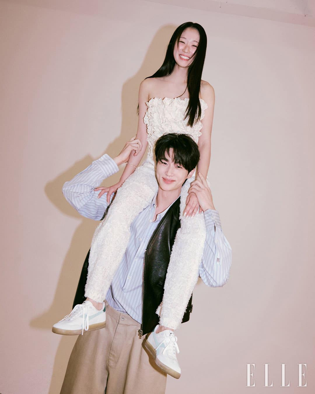 Những khung hình toát lên vibe hoàng tử cưng chiều công chúa nhỏ của Byeon Woo Seok và Kim Hye Yoon. Những khung hình toát lên vibe hoàng tử cưng chiều công chúa nhỏ của Byeon Woo Seok và Kim Hye Yoon.