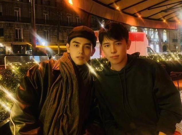 Trần Phi Vũ là con út trong nhà. Nam diễn viên có một anh trai, hơn 3 tuổi là Trần Vũ Ngang. Trần Phi Vũ là con út trong nhà. Nam diễn viên có một anh trai, hơn 3 tuổi là Trần Vũ Ngang.