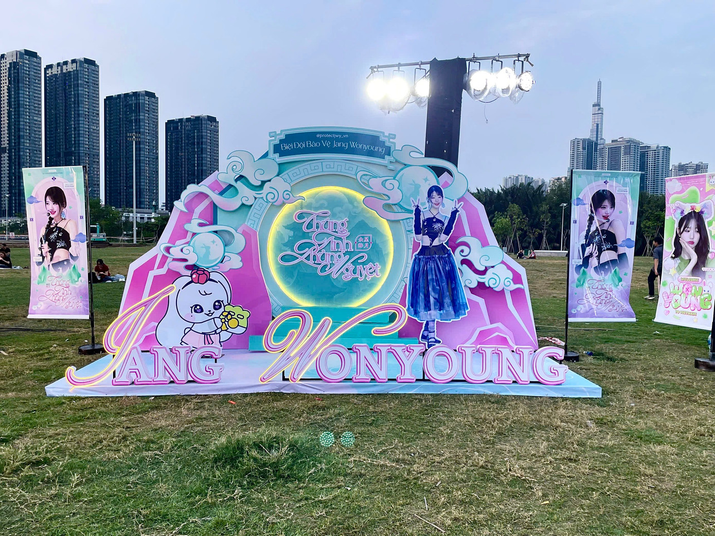 Booth chụp hình đầy chất cổ tích được lấy cảm hứng từ era HEYA (IVE) của Wonyoung. - Ảnh: @protectjwy_vn/ Biệt đội bảo vệ Jang Wonyoung Booth chụp hình đầy chất cổ tích được lấy cảm hứng từ era HEYA (IVE) của Wonyoung. - Ảnh: @protectjwy_vn/ Biệt đội bảo vệ Jang Wonyoung