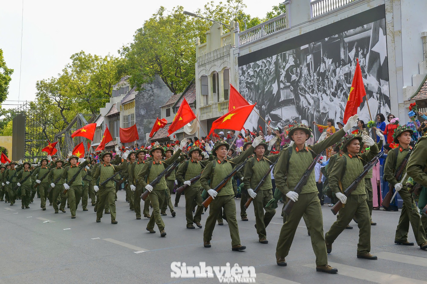 Hình ảnh biểu diễn kết hợp diễu hành trong chương trình "Ngày hội Văn hóa vì hòa bình" chào mừng 70 năm Ngày Giải phóng Thủ đô. - Ảnh: Dương Triều - báo Sinh viên Việt Nam