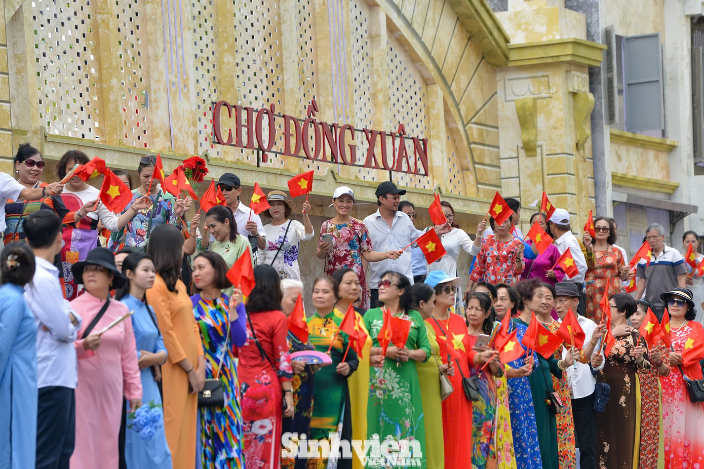 Hình ảnh biểu diễn kết hợp diễu hành trong chương trình "Ngày hội Văn hóa vì hòa bình" chào mừng 70 năm Ngày Giải phóng Thủ đô. - Ảnh: Dương Triều - báo Sinh viên Việt Nam