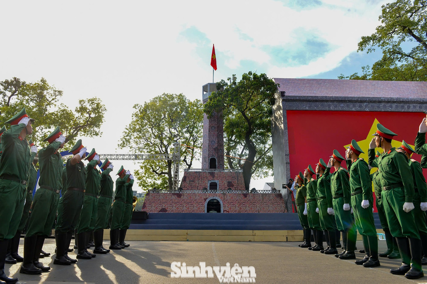 Hình ảnh biểu diễn kết hợp diễu hành trong chương trình "Ngày hội Văn hóa vì hòa bình" chào mừng 70 năm Ngày Giải phóng Thủ đô. - Ảnh: Dương Triều - báo Sinh viên Việt Nam