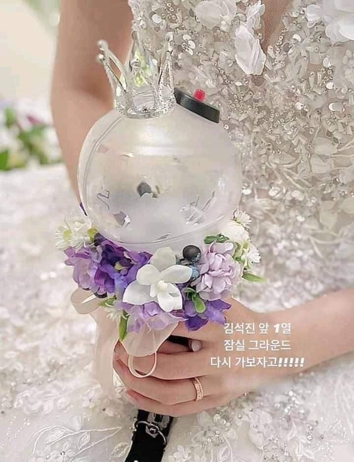 Bó hoa cưới đặc biệt là ARMY BOMB được trang trí tinh tế với sắc hoa trắng, tím điểm xuyết, kết hợp thêm một chiếc vương miện bắt mắt. - Ảnh: @SamsiaSimu