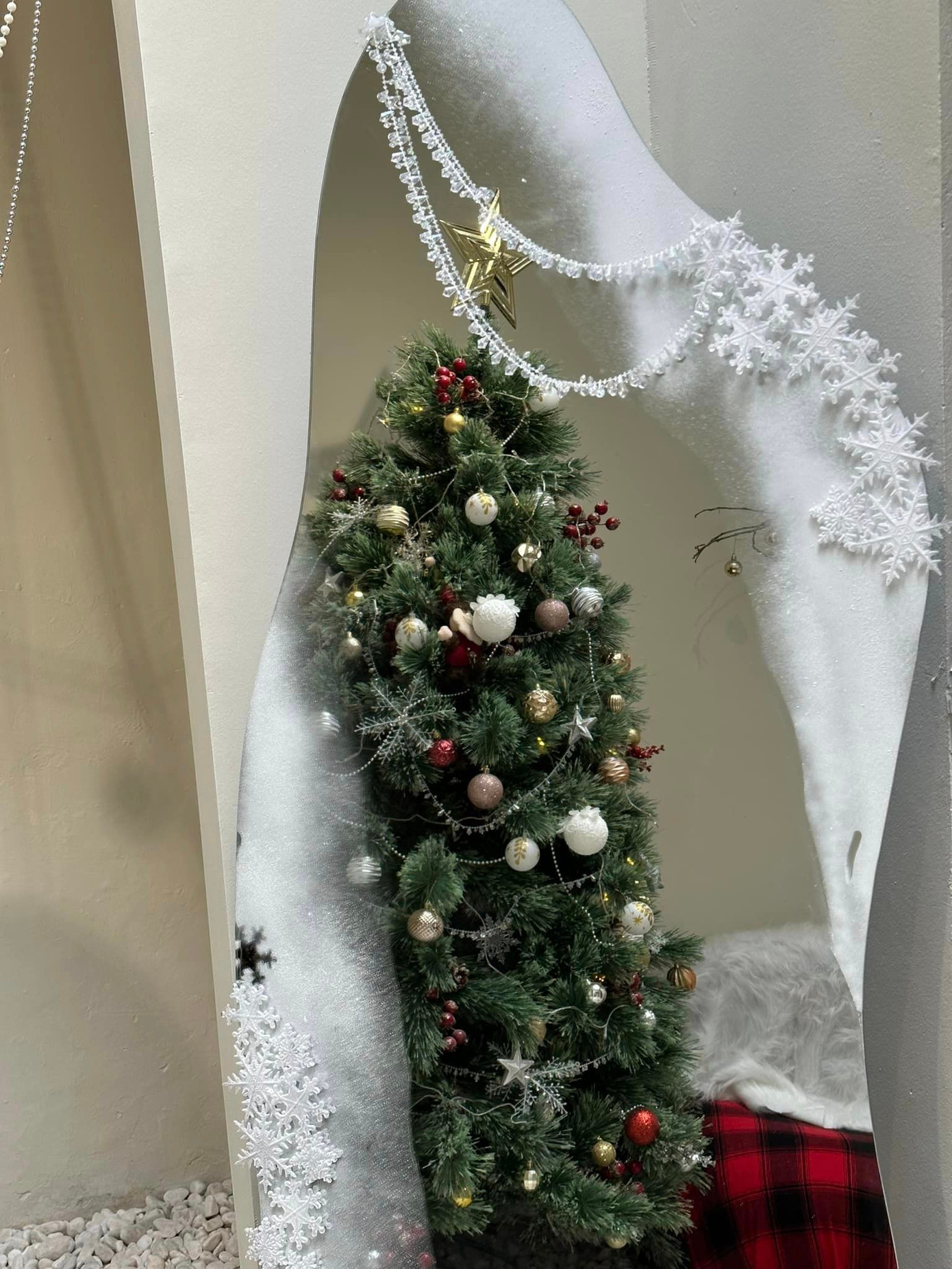 Những bông tuyết trắng trong trẻo tại La Belle. - Ảnh: Hồ Ái Vi