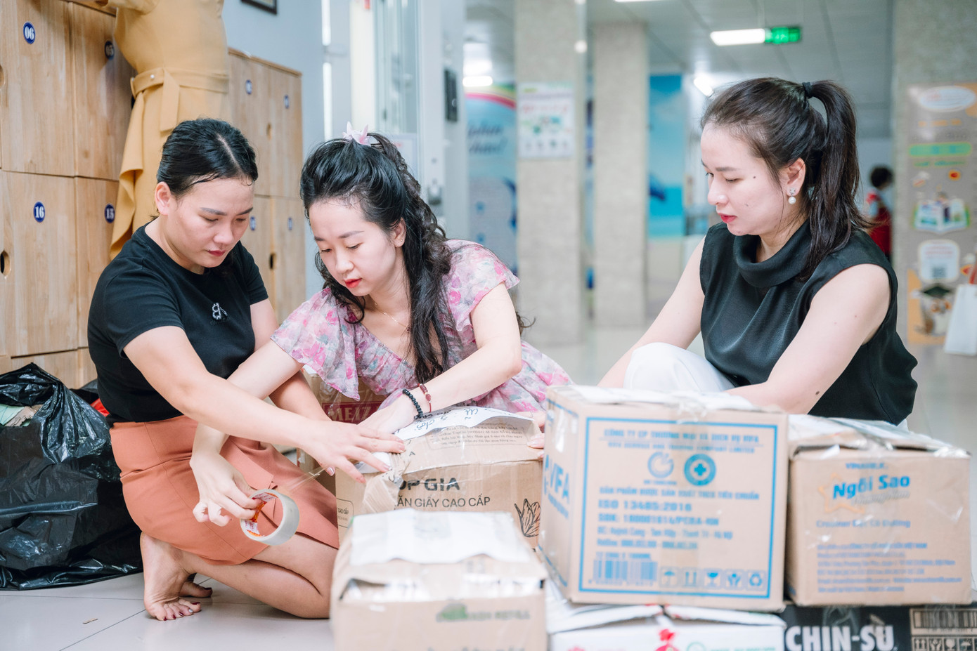 Số lượng lớn đồ quyên góp được thầy cô tổng hợp, phân loại và đóng thùng gọn gàng.