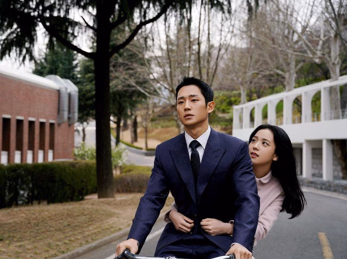 Jisoo và Jung Hae In có thể đã tranh thủ "sống ảo" sau khi hoàn thành cảnh phim đạp xe này.