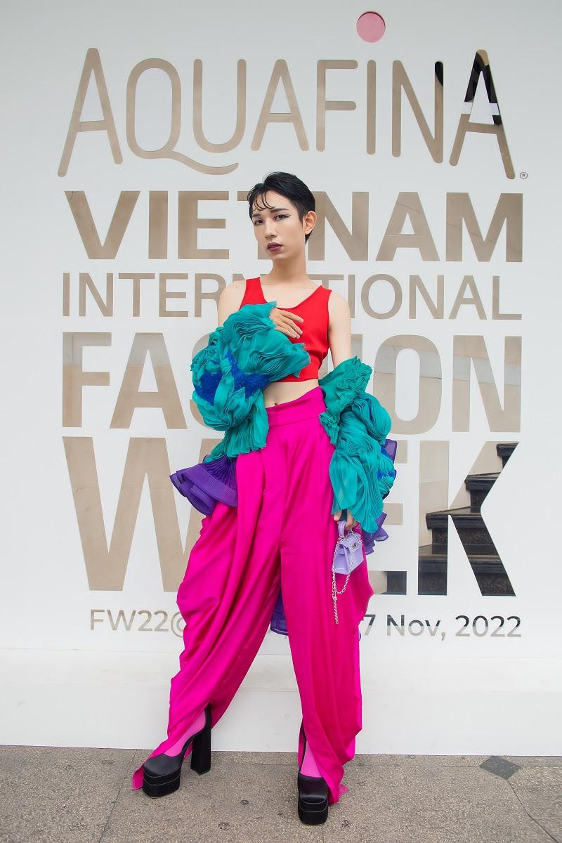 Những gam màu nổi tưởng khó cân được một bạn trẻ phối khéo léo, tạo nên outfit ấn tượng.