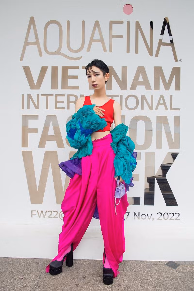 Những gam màu nổi tưởng khó cân được một bạn trẻ phối khéo léo, tạo nên outfit ấn tượng.