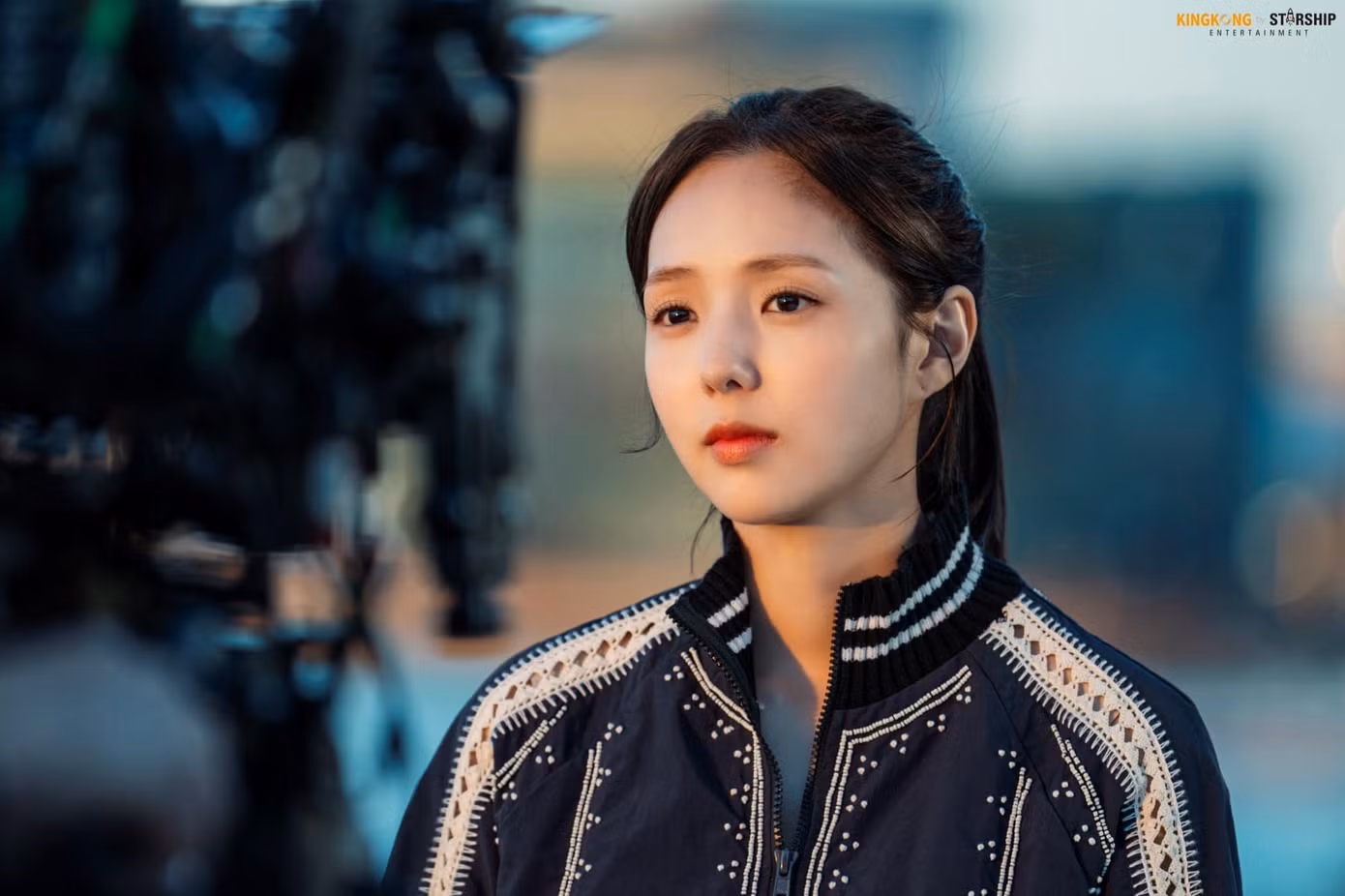 Là tiểu thư nhà tài phiệt, như "Hong lì" Soo Bin thu phục trái tim người xem bằng nét dịu dàng, bình dị, ngọt ngào, thay vì vẻ sang chảnh, kiêu kỳ. Là tiểu thư nhà tài phiệt, như "Hong lì" Soo Bin thu phục trái tim người xem bằng nét dịu dàng, bình dị, ngọt ngào, thay vì vẻ sang chảnh, kiêu kỳ.