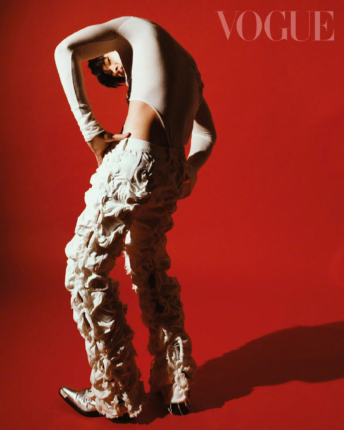 Hứa Quang Hán không ngại diện bất cứ outfit nào, từ váy tới tất da beo, đồ ôm body, giày cao gót... Ranh giới giữa trang phục dành cho nam và nữ đã được anh xóa bỏ.