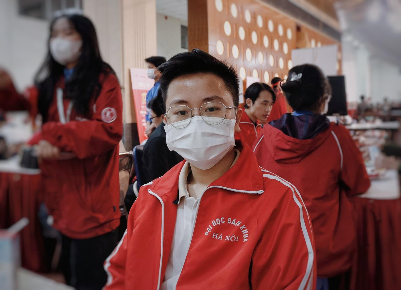 Bạn Lường Ngọc Minh được ba mẹ cổ vũ tham gia hiến máu.