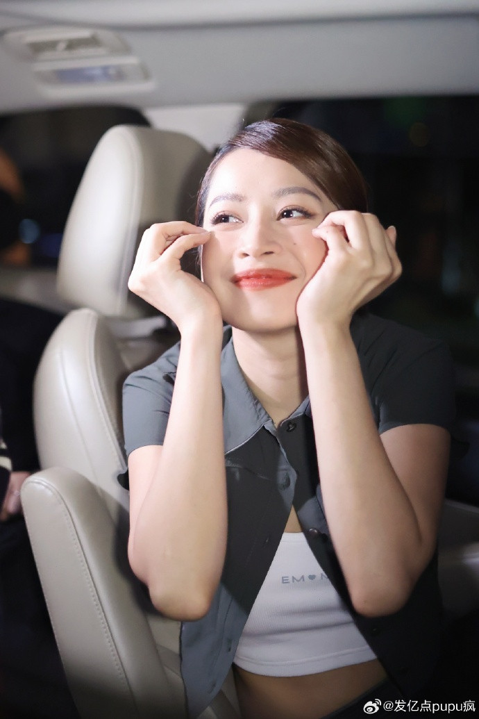 Chi Pu chào và trò chuyện ngắn với fan sau khi ghi hình.