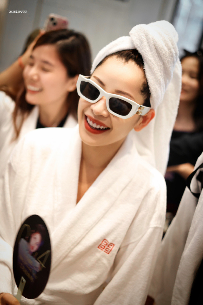 Chi Pu trùm khăn tắm trên đường từ khách sạn tới điểm ghi hình. Các tỷ tỷ khác cũng diện trang phục tương tự. Dường như đây là động thái nhằm giấu tạo hình trước thềm công chiếu Chung kết.