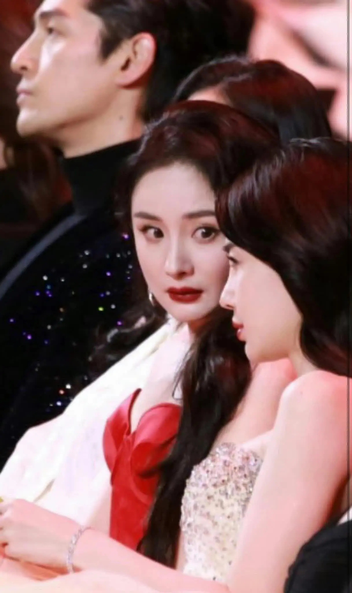 Dương Mịch và khoảnh khắc tròn mắt trò chuyện cùng Angelababy viral khắp cõi mạng vào năm ngoái. "Bà tám" này sẽ tạo ra bao nhiêu meme nữa tại năm nay?