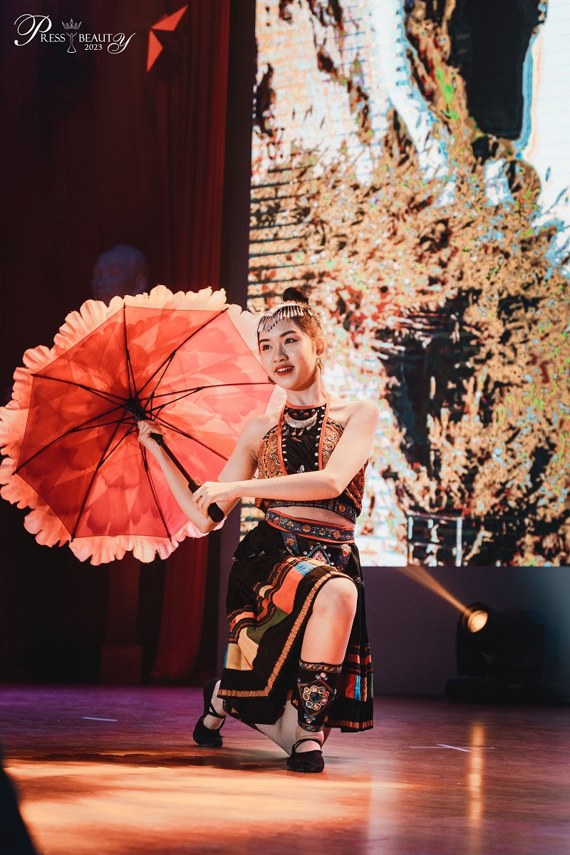 Bạn Nguyễn Trang Oanh (SBD 17) cùng tiết mục múa dân tộc Mèo kết hợp Dancesport.