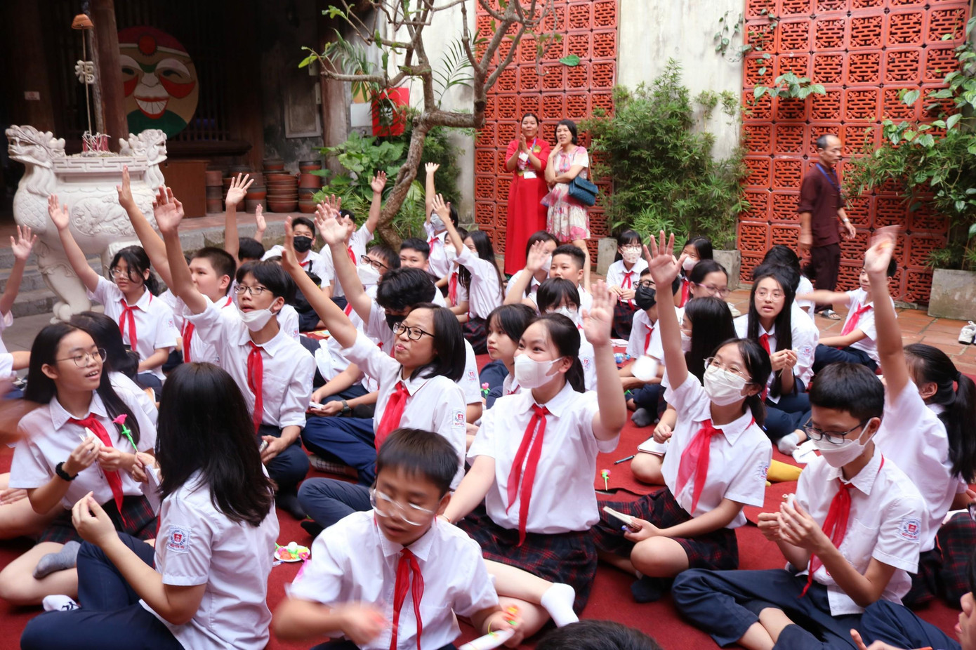 Khi câu hỏi "trúng tủ" là một rừng tay giơ mong muốn là người được chọn, đáp đúng, ring quà!