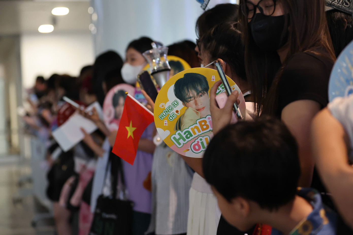 Những chiếc banner xinh xắn được fan mang đến, chào đón các chàng trai. Những chiếc banner xinh xắn được fan mang đến, chào đón các chàng trai.