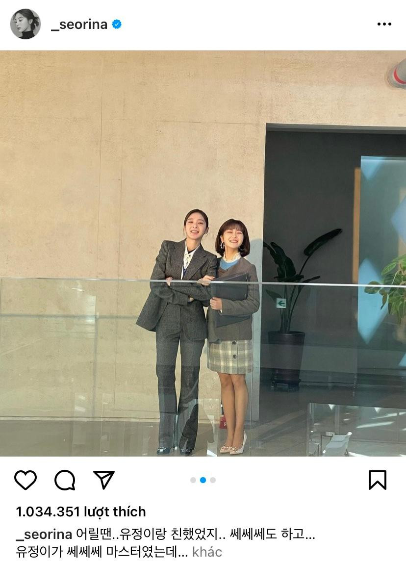 Cả hai thoải mái thả dáng chụp hình với nhau. Cả hai thoải mái thả dáng chụp hình với nhau.