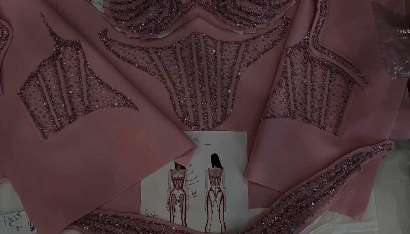 Nhà thiết kế Antoine Guérin vừa chia sẻ bản vẽ trang phục của Lisa.