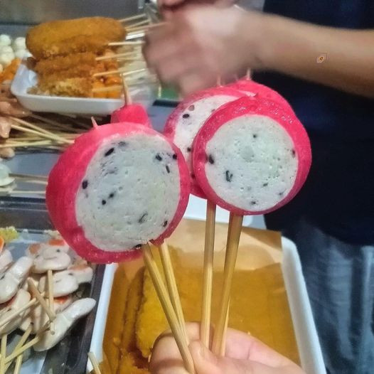 "Lần đầu tiên trái thanh long có trong... 'xiên bẩn'". - Ảnh: Friend With Bân Xiển "Lần đầu tiên trái thanh long có trong... 'xiên bẩn'". - Ảnh: Friend With Bân Xiển