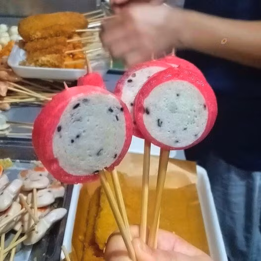 "Lần đầu tiên trái thanh long có trong... 'xiên bẩn'". - Ảnh: Friend With Bân Xiển