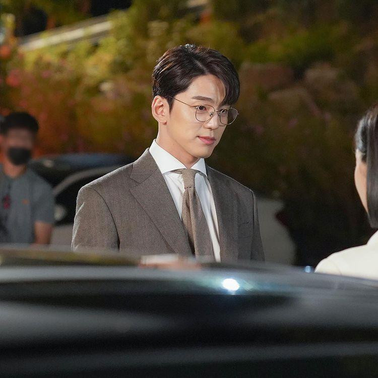 Sung Hoon &quot;bản đeo kính&quot; là chàng Thư ký nghiêm túc, ấm áp.