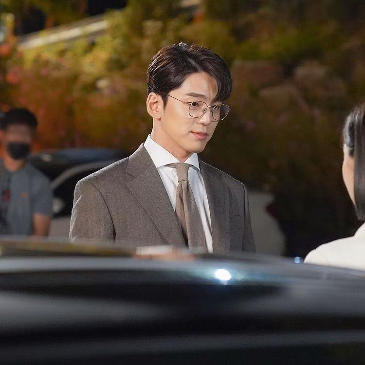Sung Hoon "bản đeo kính" là chàng Thư ký nghiêm túc, ấm áp.
