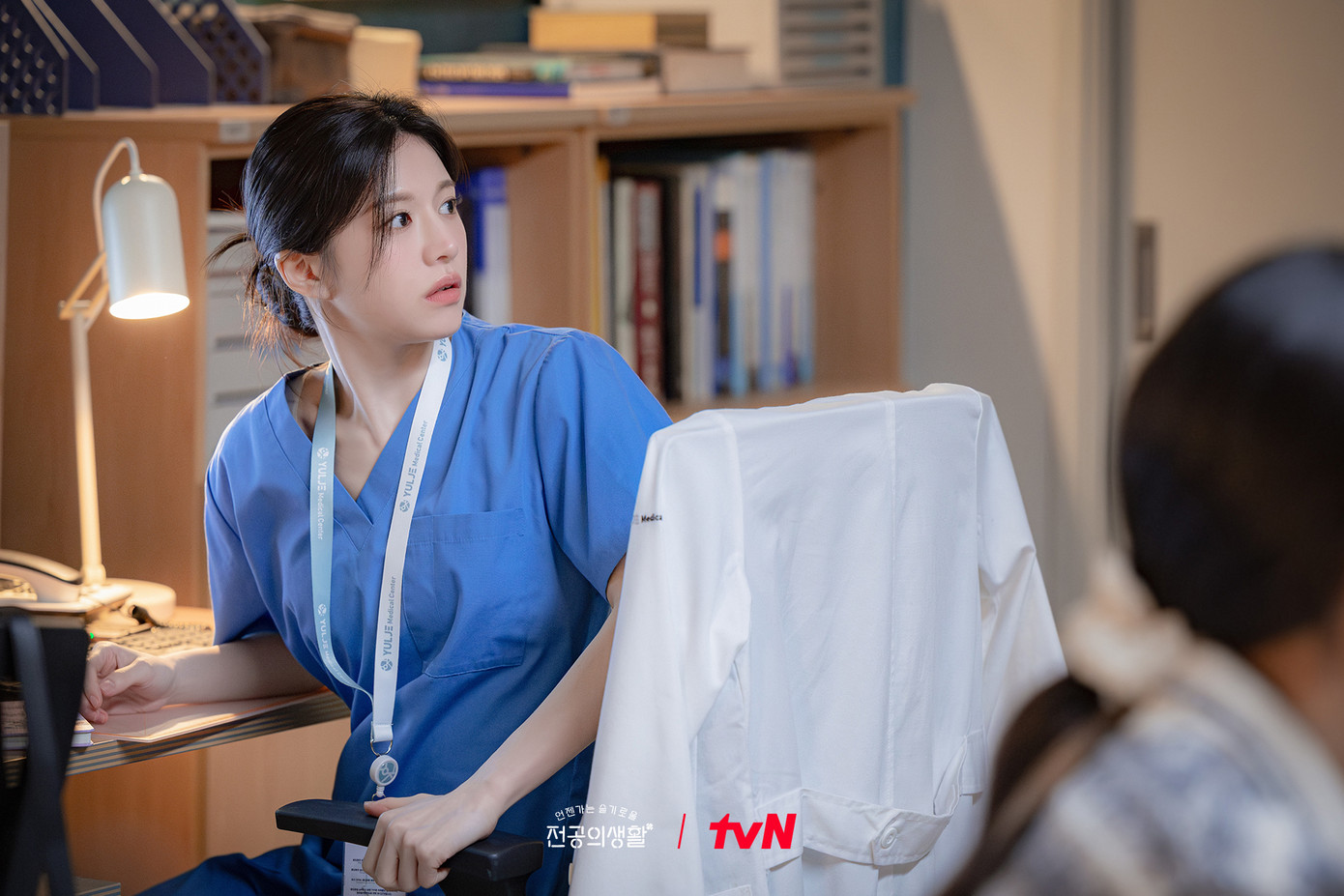 Ji Young từng rời khỏi Yulje nhưng rồi lại trở về vì những lời đồn khiến cô không thể yên ổn ở bất cứ bệnh viện nào khác.