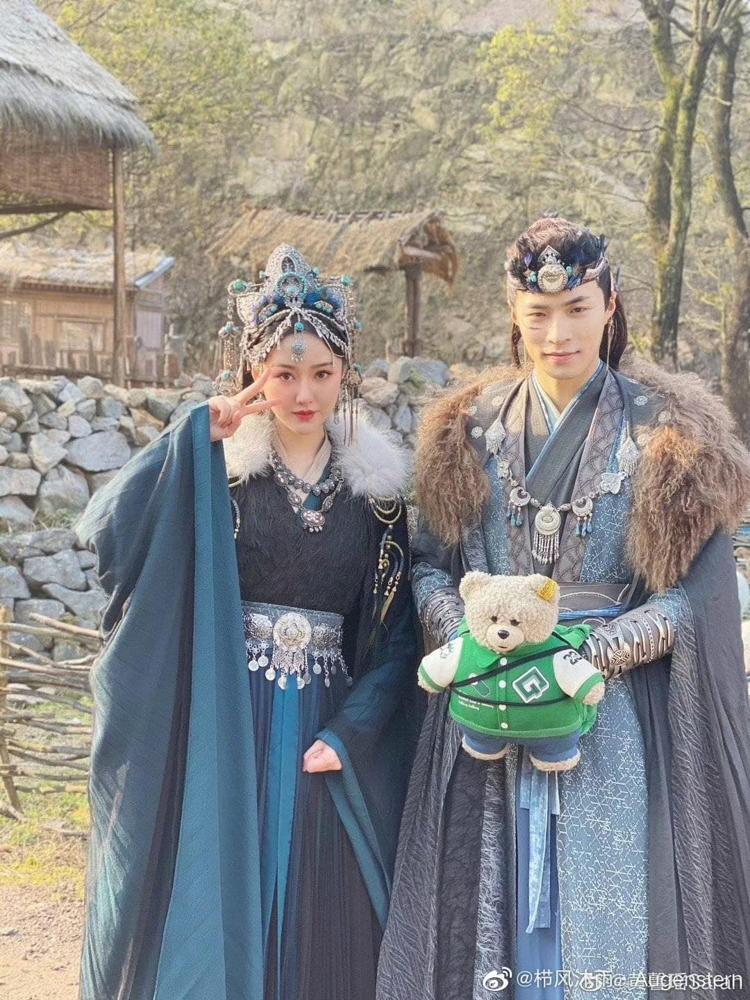 Chấp Bạch Vũ và Nguyệt Phù Nhai trong trang phục của tộc Di nguyệt, đáng ra đã có kết thúc viên mãn lại bị cắt bỏ khi lên sóng. Chấp Bạch Vũ và Nguyệt Phù Nhai trong trang phục của tộc Di nguyệt, đáng ra đã có kết thúc viên mãn lại bị cắt bỏ khi lên sóng.