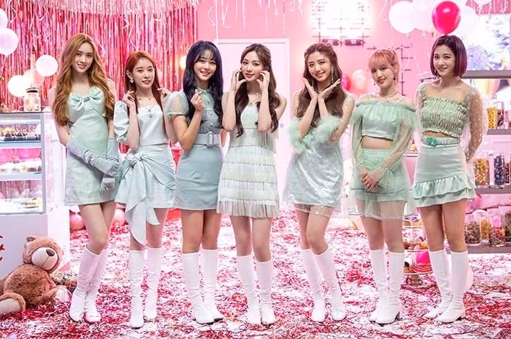 Cherry Bullet có lẽ là cái tên bất ngờ nhất trong danh sách này. Bởi tại cả thị trường Hàn lẫn quốc tế, âm nhạc của nhóm vẫn chưa được nhiều khán giả biết đến. Love So Sweet được TIME ví như món tráng miệng giúp thanh lọc khẩu vị trên bàn tiệc.