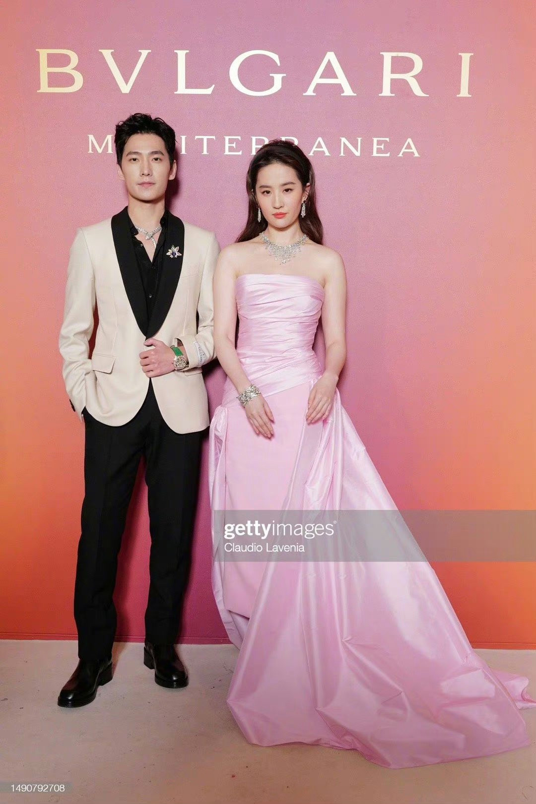 Bạch Thiển và Dạ Hoa hội ngộ trong sự kiện của BVLGARI, khung hình chung trở thành đề tài hot trên Weibo.