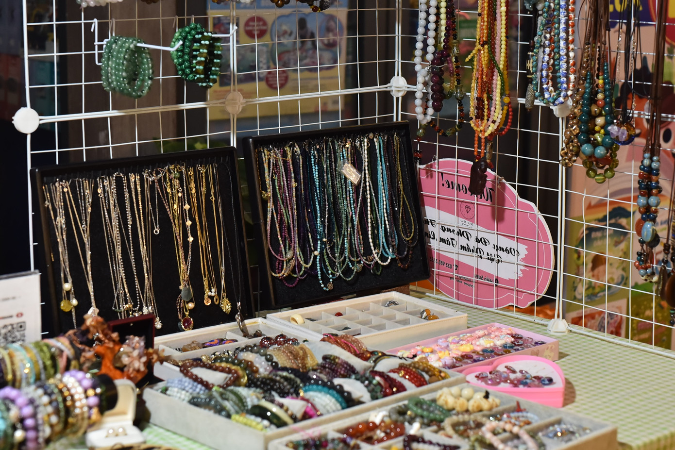 Hội chợ có hàng chục gian hàng, mỗi gian bày bán những sản phẩm đa dạng như trang sức, sổ tay... với kiểu dáng, màu sắc rực rỡ. Hội chợ có hàng chục gian hàng, mỗi gian bày bán những sản phẩm đa dạng như trang sức, sổ tay... với kiểu dáng, màu sắc rực rỡ.