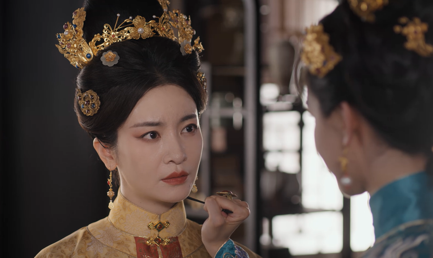 Miêu quý phi hiểu ý Hàn Nhạn, bà đoán ra Tích Văn đã gặp chuyện, lại càng suy sụp hơn khi không ai trong 2 người thoát được lồng giam.