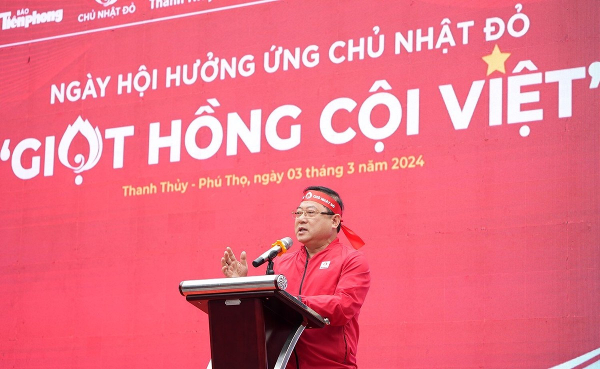 Nhà báo Lê Xuân Sơn - Tổng Biên tập báo Tiền Phong - Trưởng BTC phát biểu khai mạc.