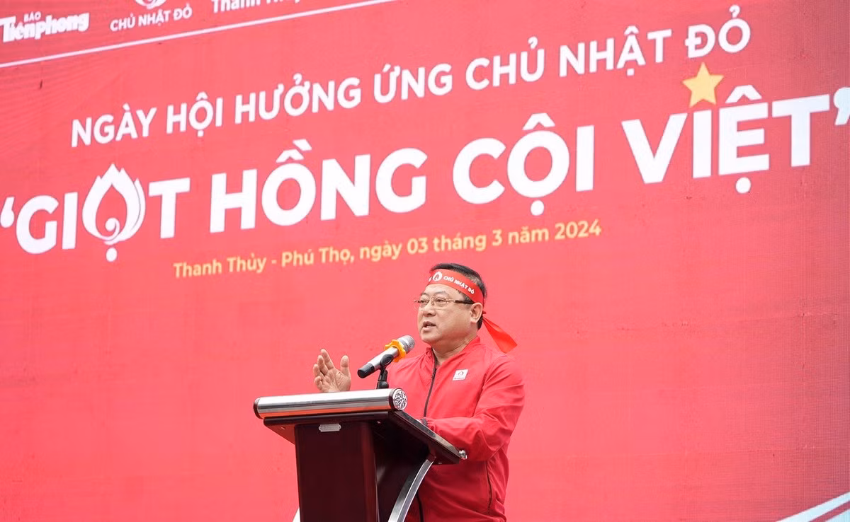 Nhà báo Lê Xuân Sơn - Tổng Biên tập báo Tiền Phong - Trưởng BTC phát biểu khai mạc.