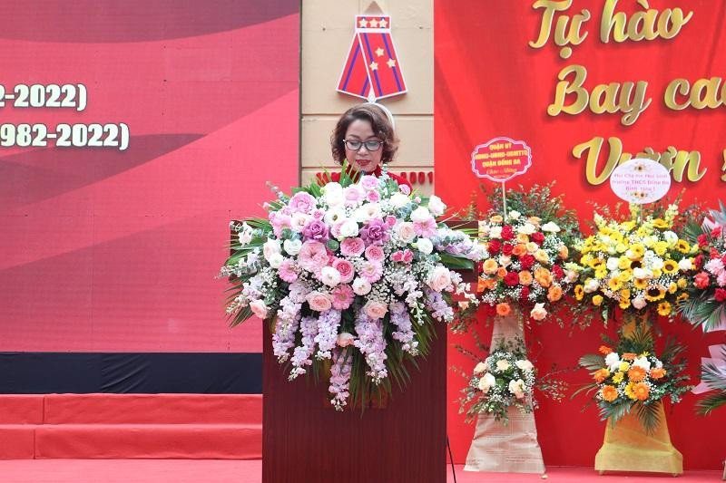 Mở đầu buổi lễ, cô Đinh Thị Vân Hồng, Hiệu trưởng nhà trường đọc diễn văn khai mạc.