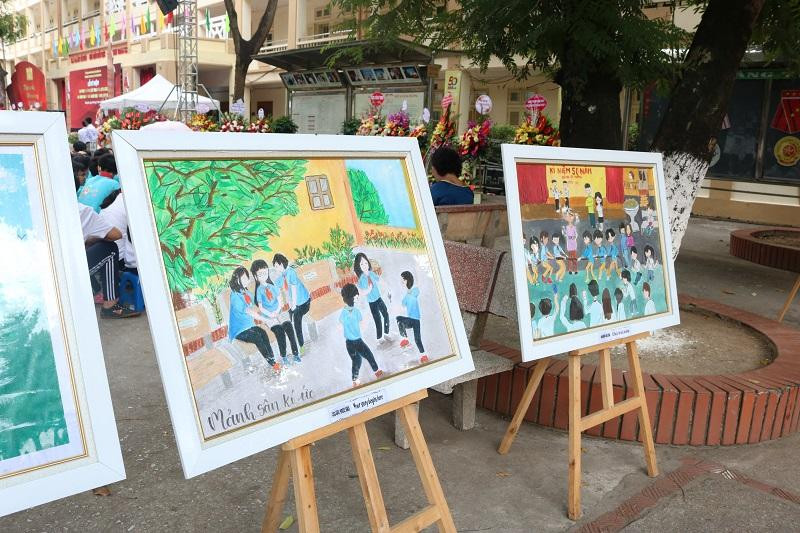 Những bức tranh đơn giản, đáng yêu của teen THCS Đống Đa tạo thành một buổi triển lãm mini một góc sân trường.