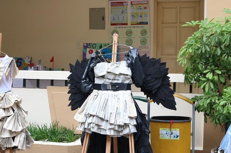 Trang phục được tái chế từ giấy báo, túi nilon... của teen THCS Đống Đa cũng được trưng bày.