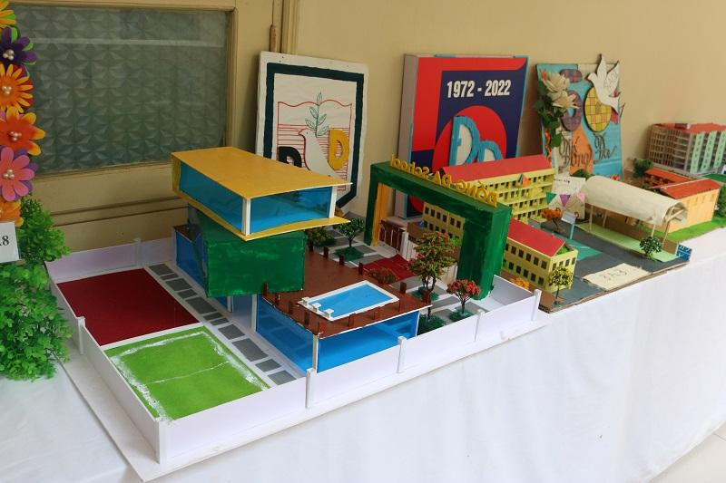 Mô hình về ngôi trường trong mơ được các bạn học sinh kỳ công chuẩn bị trường ngày kỷ niệm.