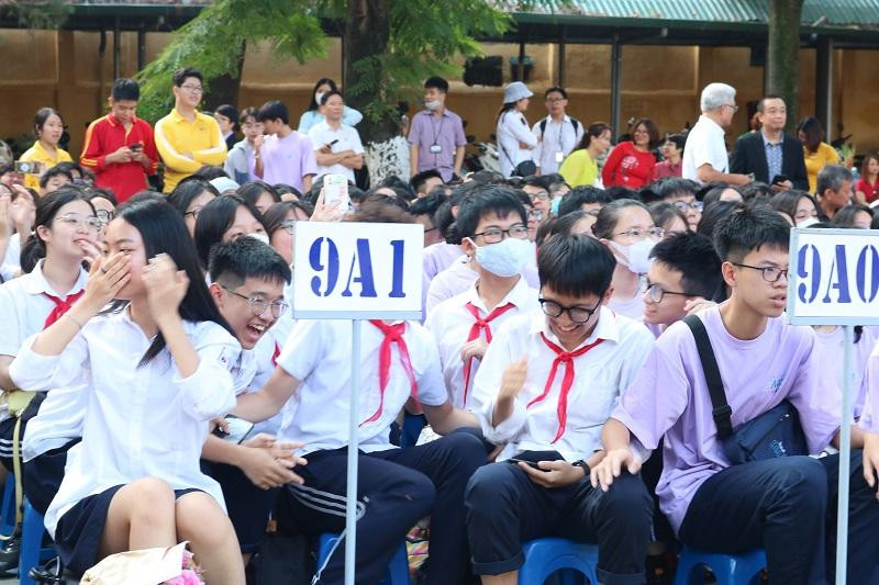 Khi bạn &quot;lên hình&quot; thì việc đầu tiên là cười trước đã!