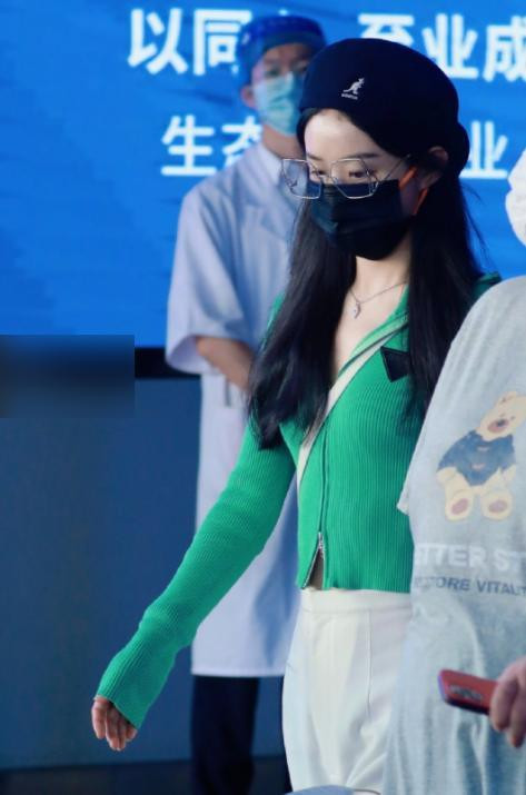 Dường như việc sụt cân đã khiến Triệu Lệ Dĩnh ngày càng trở nên siêu mỏng.