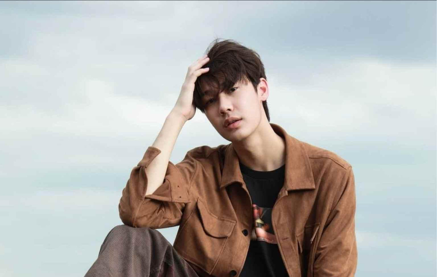 Dew Jirawat tên đầy đủ là Dew Jirawat Sutivanichsak, sinh ngày 31/10/2000, là người mẫu Thái Lan gốc Hoa. Dew sở hữu chiều cao "khủng", lên đến 1m9, gương mặt điển trai toát lên vẻ hào hoa và phong nhã. Dew Jirawat tên đầy đủ là Dew Jirawat Sutivanichsak, sinh ngày 31/10/2000, là người mẫu Thái Lan gốc Hoa. Dew sở hữu chiều cao "khủng", lên đến 1m9, gương mặt điển trai toát lên vẻ hào hoa và phong nhã.