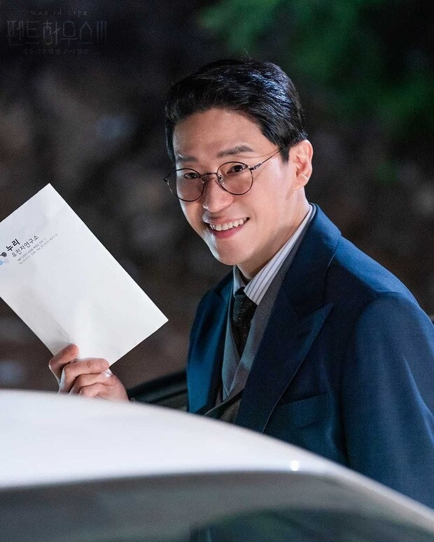 Uhm Ki Joon được khán giả Việt biết đến rộng rãi qua vai diễn Ju Dan Tae - một người đàn ông giàu có, tham lam, mưu mô trong phim Penthouse. Uhm Ki Joon được khán giả Việt biết đến rộng rãi qua vai diễn Ju Dan Tae - một người đàn ông giàu có, tham lam, mưu mô trong phim Penthouse.