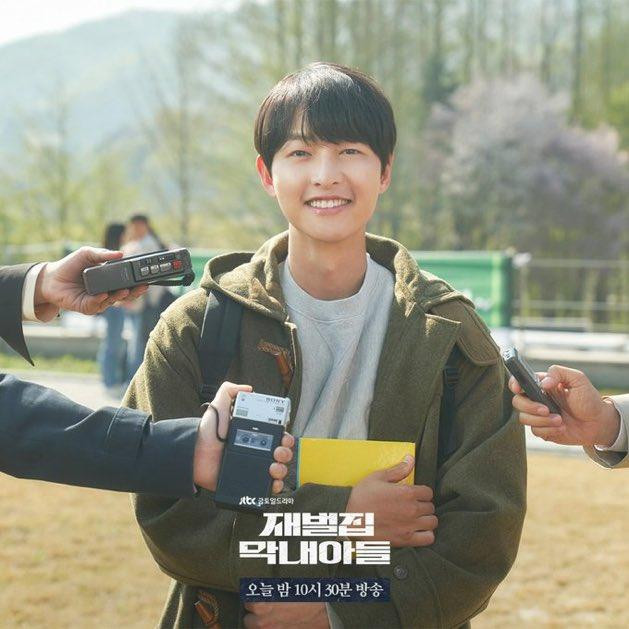 Song Joong Ki với tạo hình sinh viên "ngố ngố" nhưng chứa dã tâm lớn. Song Joong Ki với tạo hình sinh viên "ngố ngố" nhưng chứa dã tâm lớn.